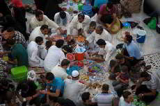 إفطارٌ روحيّ ومعنويّ للصائمين قرب حرم الإمام الحسين وأخيه أبي الفضل العباس(عليهما السلام)