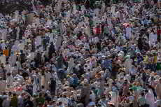 بمناسبة عيد الاضحى المبارك جموع مليونية لتأدية صلاة العيد عند حرم الامام الحسين واخيه العباس (عليهما السلام)