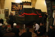 رفع راية الامام الحسين في مسجد الجمعة لمدينة نارندران بجمهورية اذربيجان
