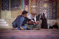 عشّاق الحسين (عليه السلام) من الكهول يستعذبون قراءة القرآن الكريم في الصحن الحسينيّ الشريف