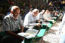 بالصور: كبار السن  يحيون ليالي شهر رمضان المبارك بتلاوة القرآن الكريم في صحن الحسيني الشريف