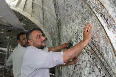 بالصور..من داخل القبة الشريفة لمرقد الامام الحسين تنظيف وتزيين الجدران والزجاج