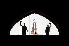 بالصور.. بعض مهامّ الكادر الخدمي في الحرم الحسينيّ المطهّر  