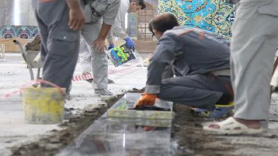 بالصور.. إعادة ترميم الأرضيّة في الصحن الحسيني الشريف