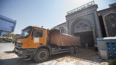 إكساء أبواب الصحن الحسيني بمادة الرمل ضمن الاستعدادات التي تتبناها العتبة الحسينية لأستقبال شهر محرم الحرام