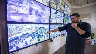 (١٤٠) كاميرة من مناشىء عالمية متطورة تعمل على مدار الساعة لتأمين حركة الزائرين في مدينة الامام الحسين